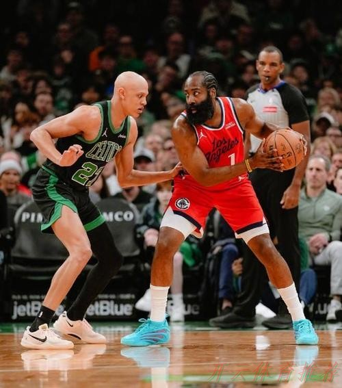 开云官方：哈登空砍37+7+8+19秒连得9分，普理查德8记三分，绿军险胜快船